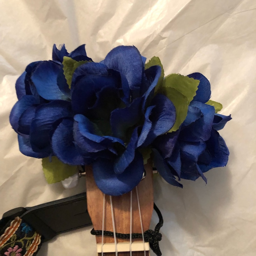 Lei,  Blue Ukulele Silk Flower Lei, New by nancyb